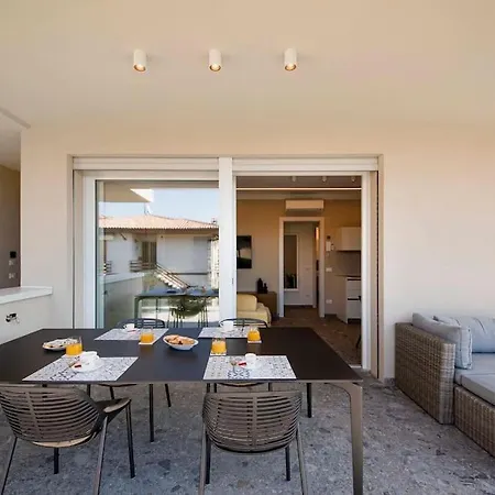 Апартаменти Lusso-vista Lago Nuovissimo Attico Con Jacuzzi Бардоліно