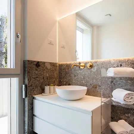 Lusso-vista Lago Nuovissimo Attico Con Jacuzzi アパート