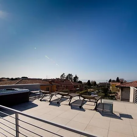 Lusso-vista Lago Nuovissimo Attico Con Jacuzzi アパート バルドリーノ