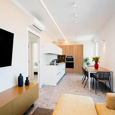 Lusso-vista Lago Nuovissimo Attico Con Jacuzzi דירה *